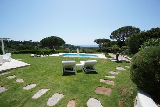 gepflegte Außenanlage