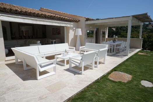 großzügige Terrassenanlage