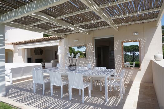 überdachter Essplatz