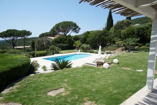 sehr gepflegte Außenanlage