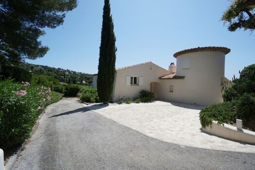 abgeschlossene Einfahrt mit vielen Parkmöglichkeiten