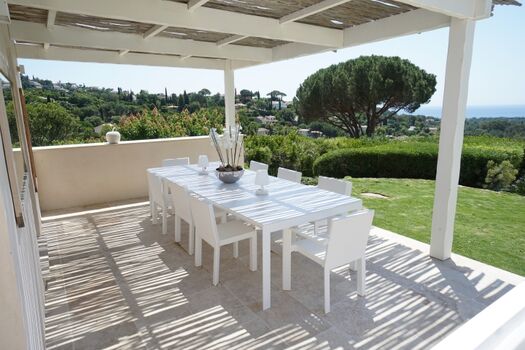 großzügige Terrassenanlage