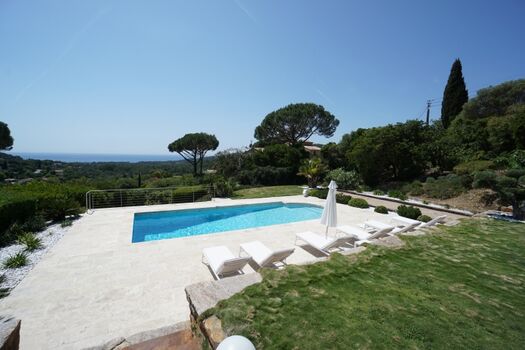 großer Privatpool mit Sonnenterrasse