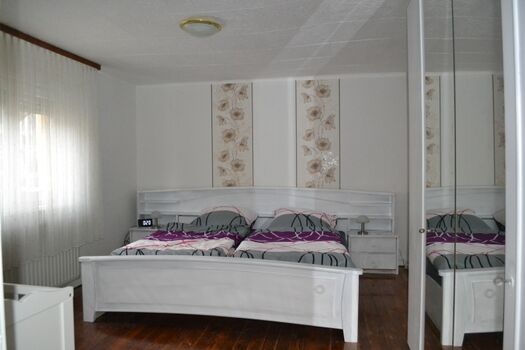 Schlafzimmer mit Doppelbett