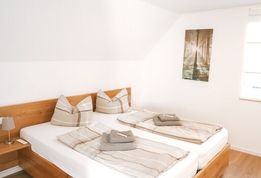 Schlafzimmer mit Doppelbett