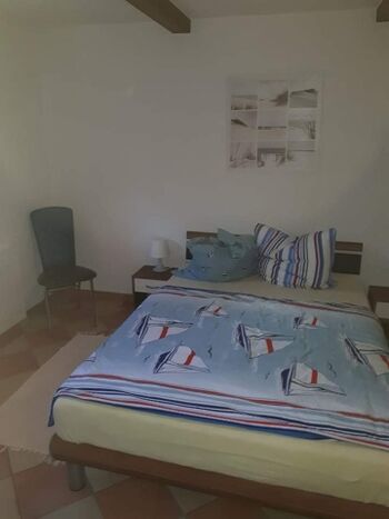 Schlafzimmer mit Doppelbett