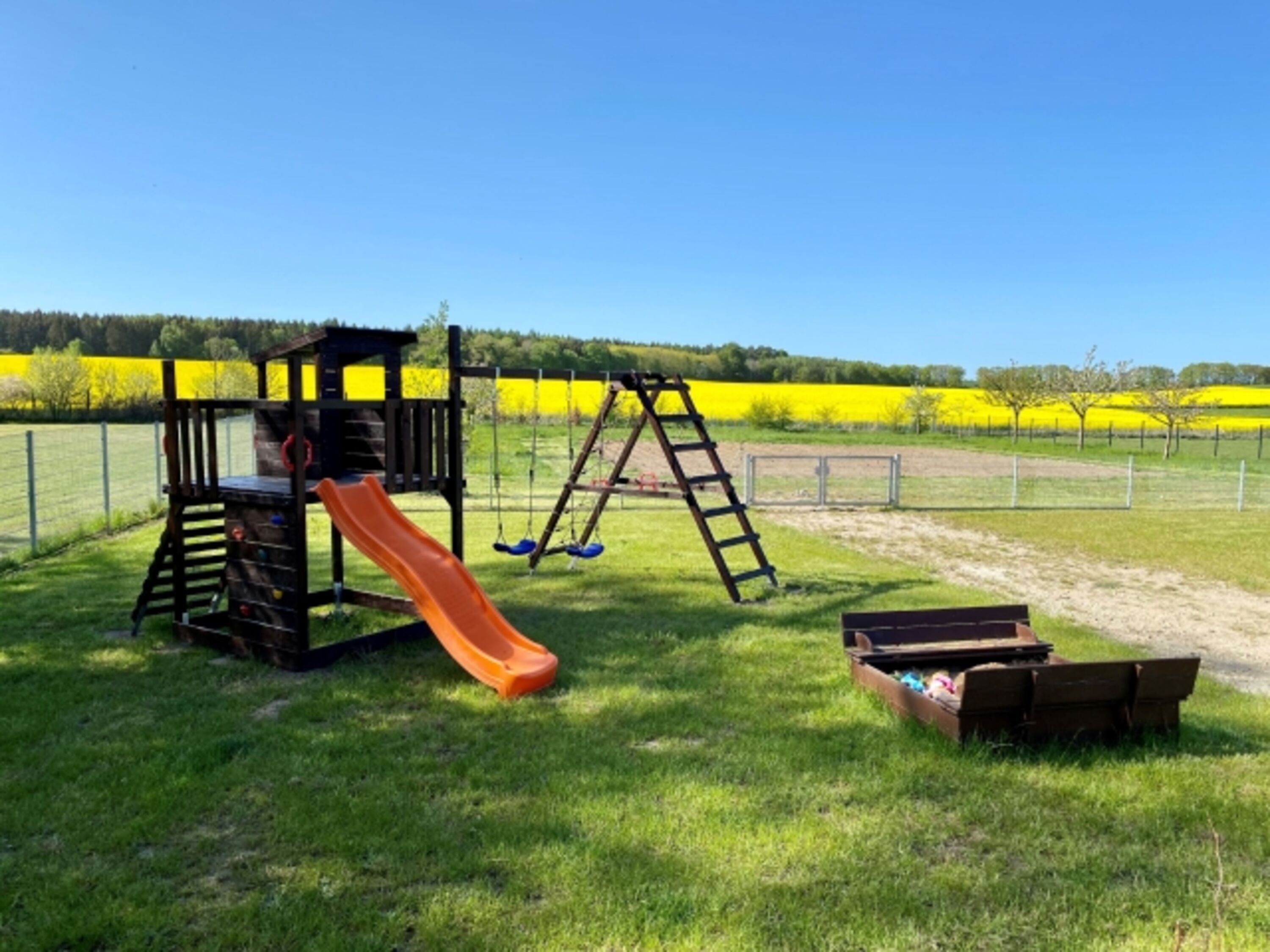 Spielturm mit Schaukel, Rutsche und Sandkasten