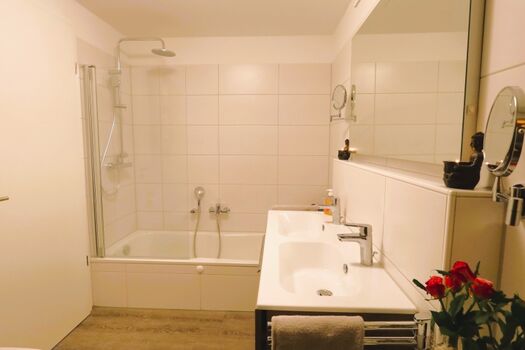 Badezimmer, Wanne mit Dusche1/2