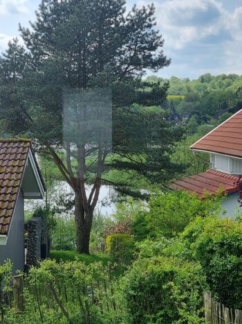 Vom Wohnzimmer aus, sieht man das funkelde Wasser des Mönchneversdorfer Sees