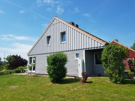 Der Garten ist bereits umzäunt, wie auf dem Titelbild ersichtlich 