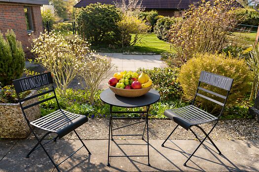 Terrasse mit Blick in den Garten