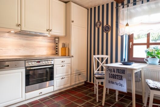 komplett ausgestattete, hochwertig eingerichtete Küche