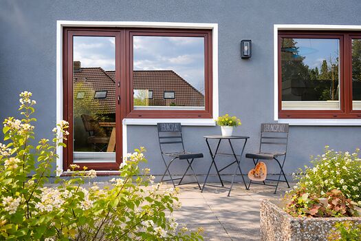 Terrasse mit Blick auf die Hausrückseite