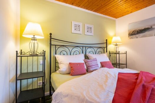 Schlafzimmer mit Doppelbett