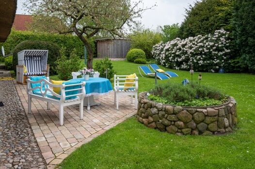 Terrasse mit Blick in den Garten