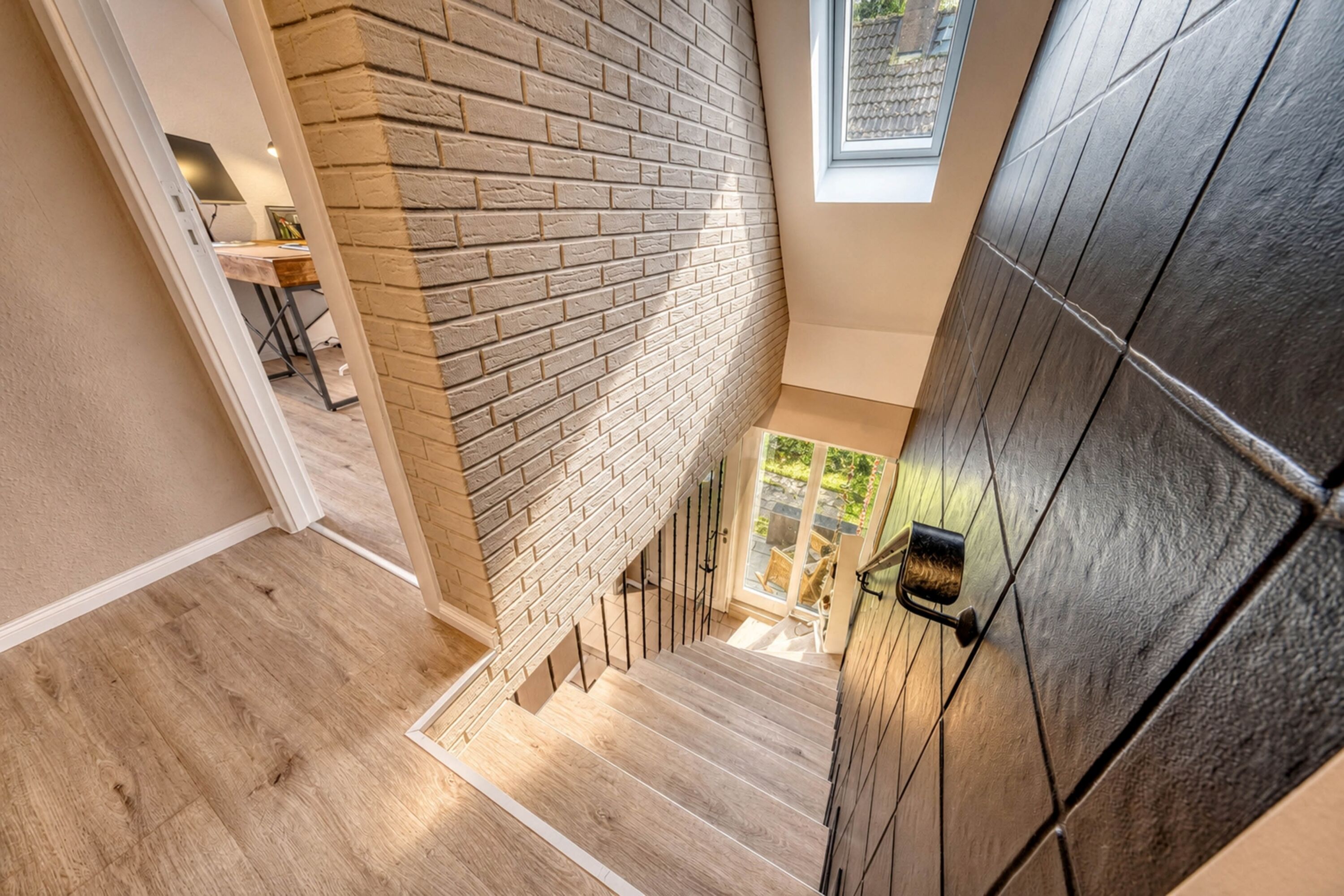 Oberer Flur mit Treppe ins EG