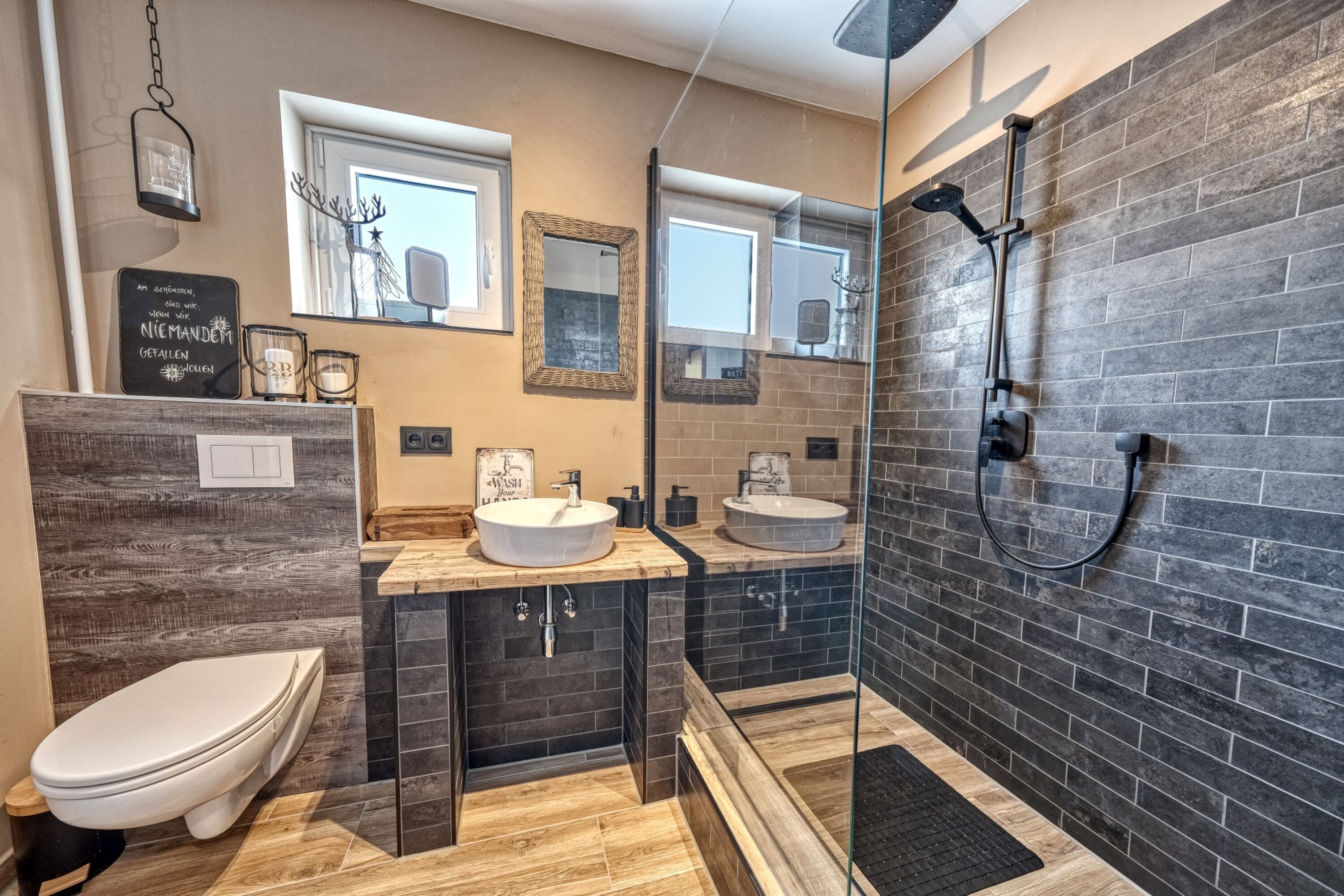Duschbad mit WC und ebenerdiger Dusche im EG