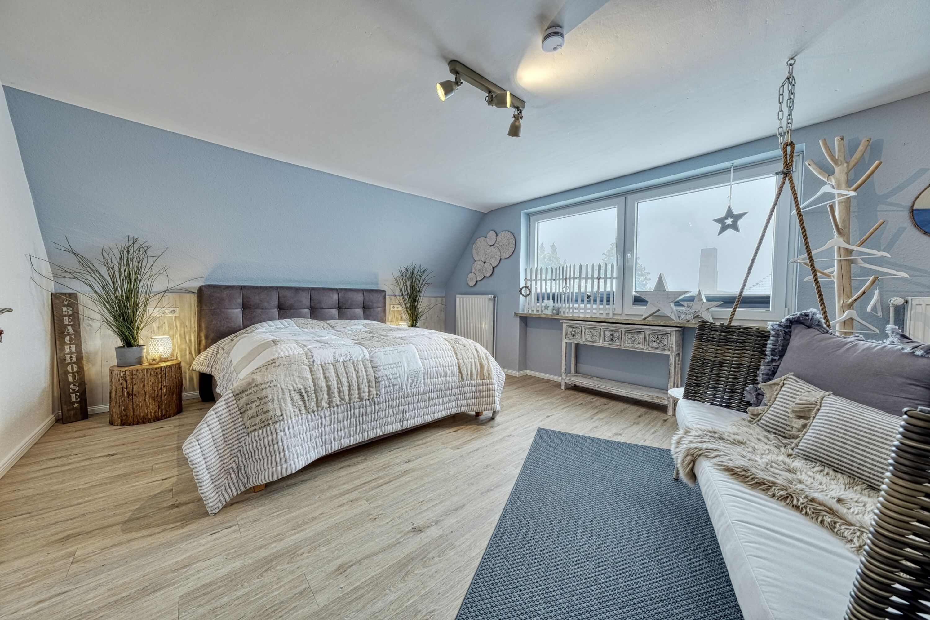 großes Schlafzimmer mit Doppelbett, Flatscreen, Kommode und Schaukel im OG