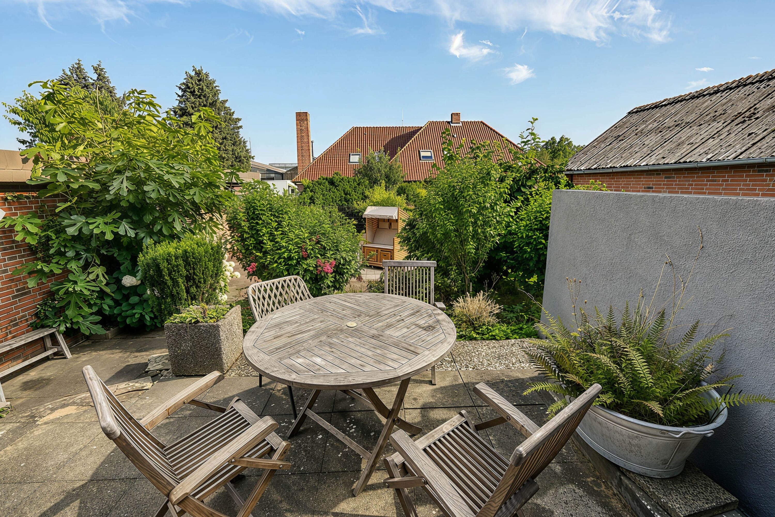 Blick von der oberen Terrasse in den Garten