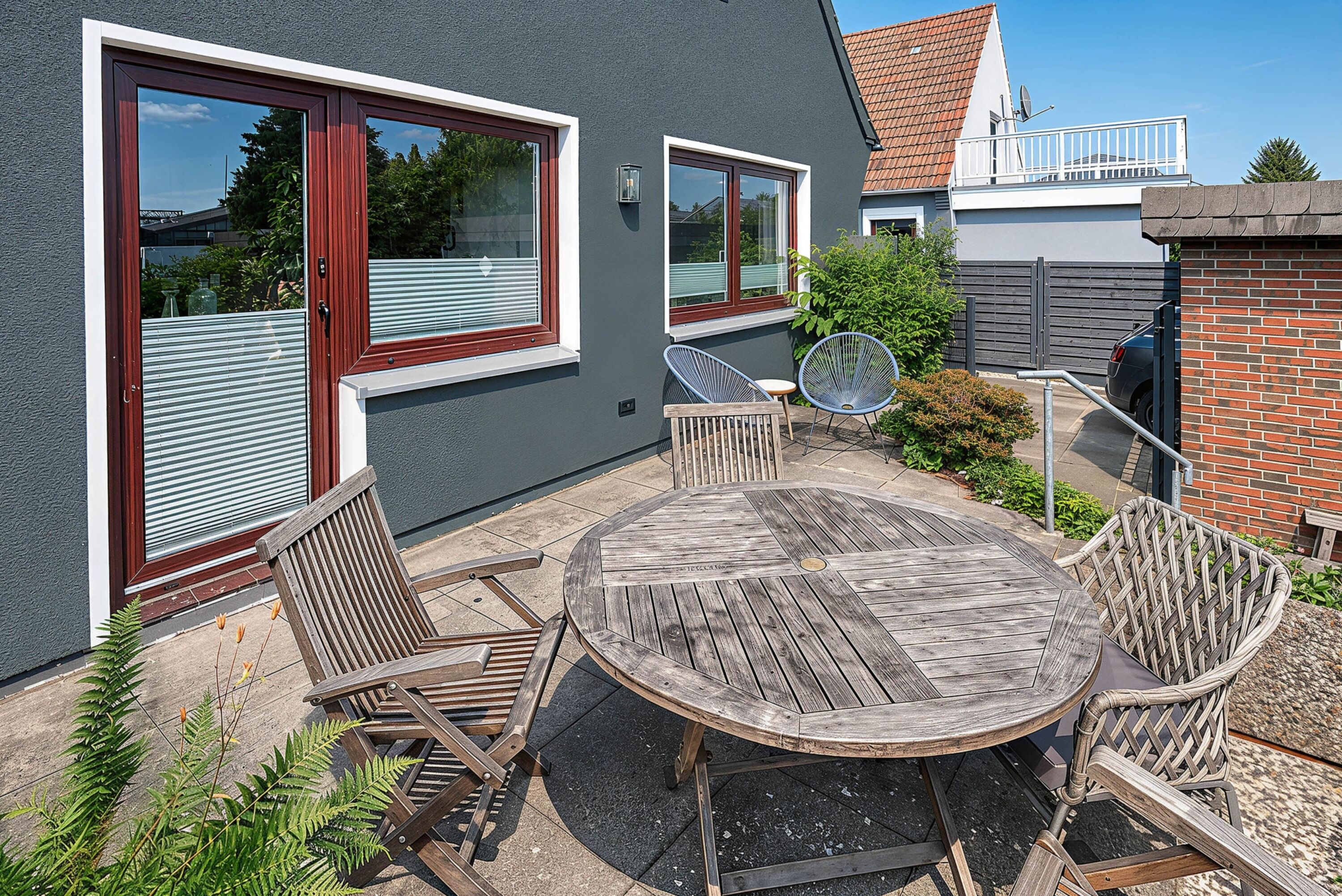 Terrasse mit Gartenmöbeln