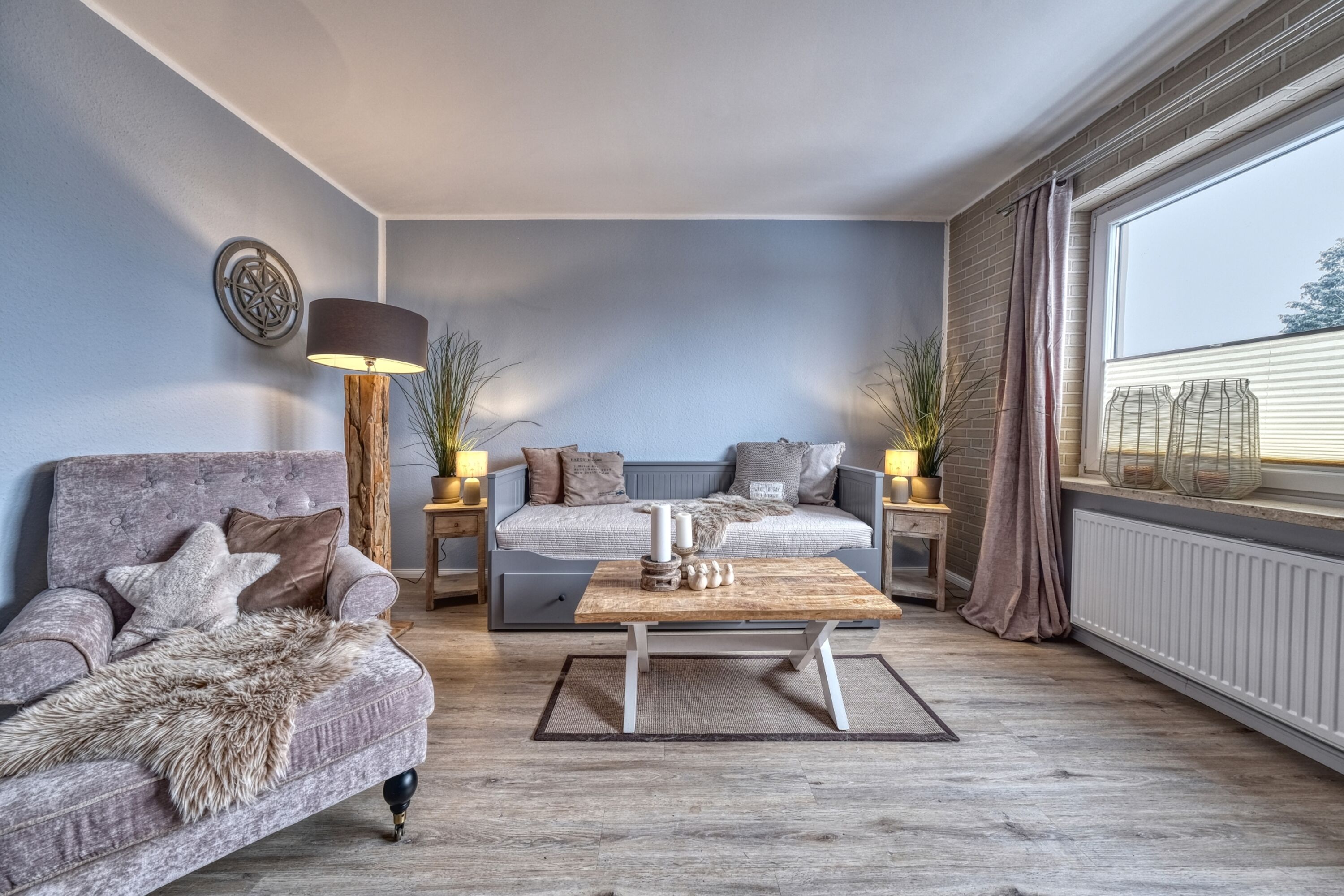 Wohnzimmer mit TV, Schlafsofa und XL-Liegesessel