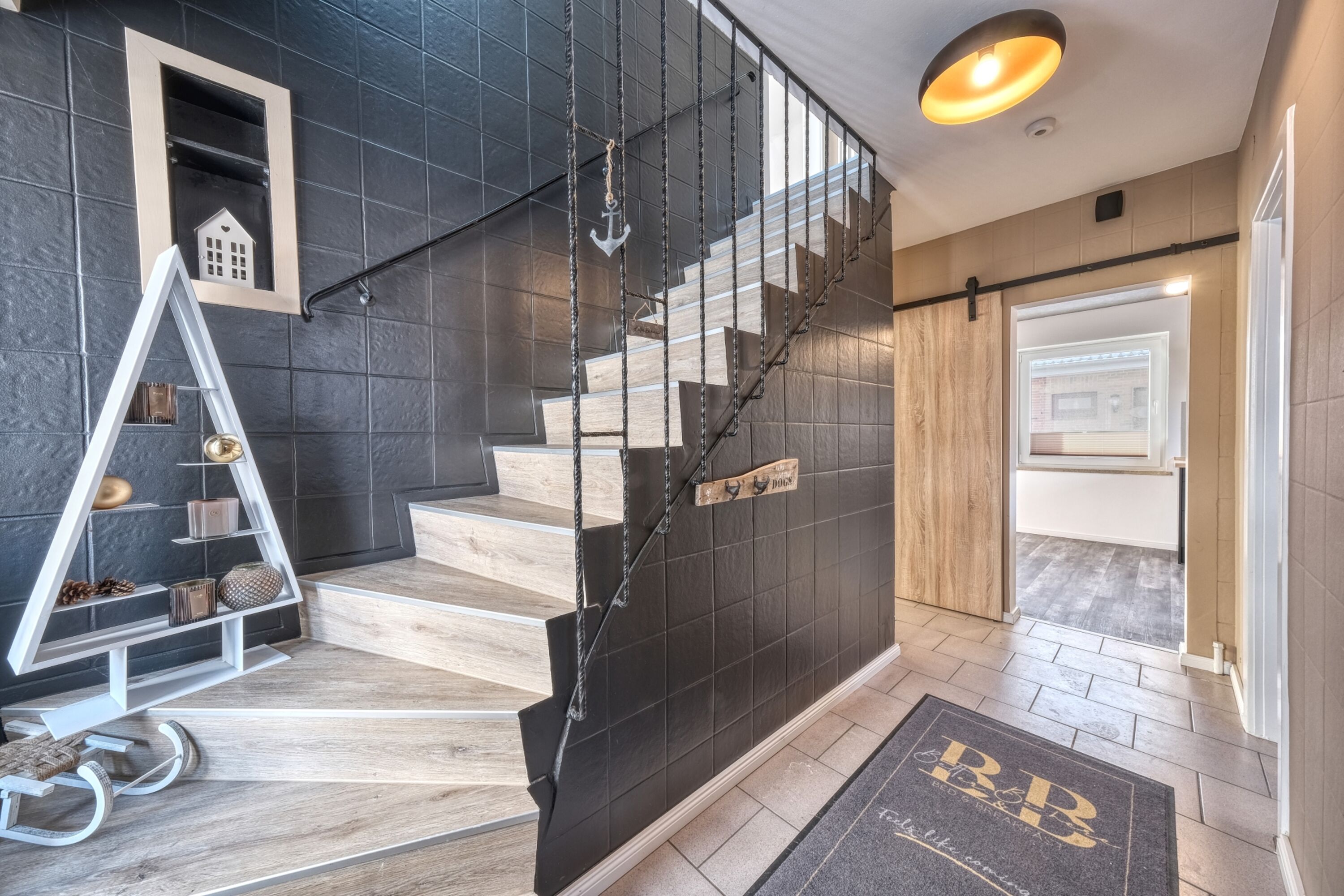 geschlossene Steintreppe ins OG