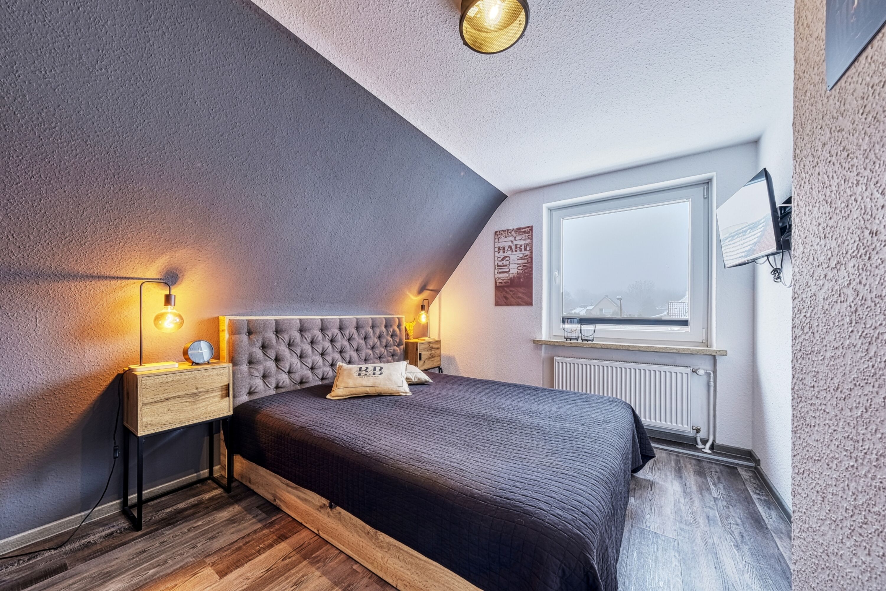 Schlafzimmer mit Doppelbett, Einbauschrank & Flatscreen im OG