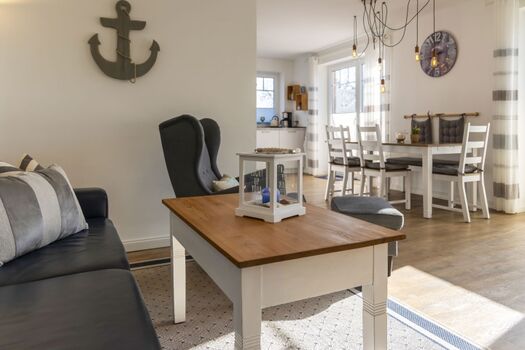 L-Couch und Ohrensessel im WoZi