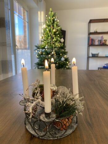 Hochwertiger künstlicher Baum und dezente Weihnachtsdeko ab Ende November bis Anfang Januar