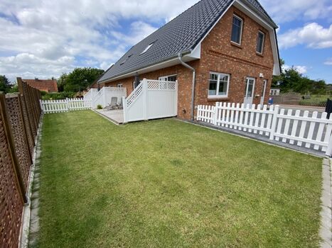 Garten, auf ca 1,20 Höhe eingezäunt 