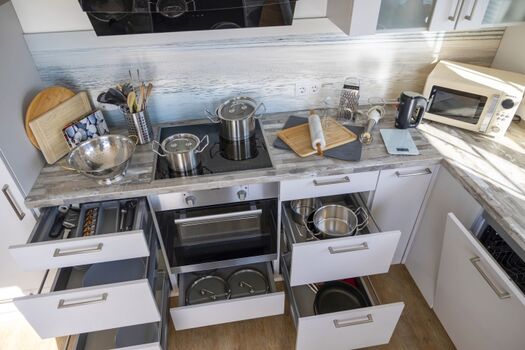 Sehr umfangreich ausgestattete Küche 