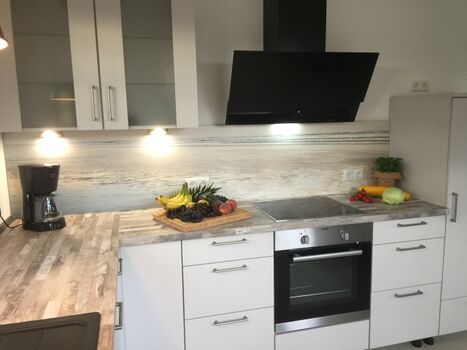 Große Markenküche mit Komforthöhe 95 cm