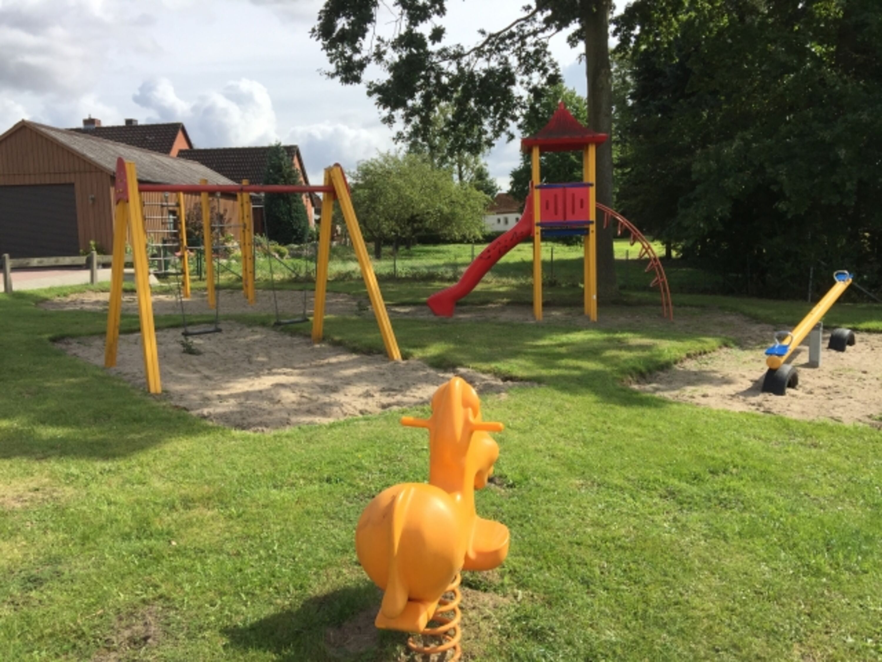 Öffentlicher Spielplatz wenige Meter entfernt 