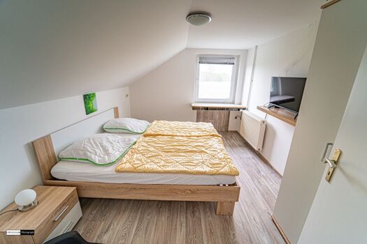 Schlafzimmer mit Doppelbett