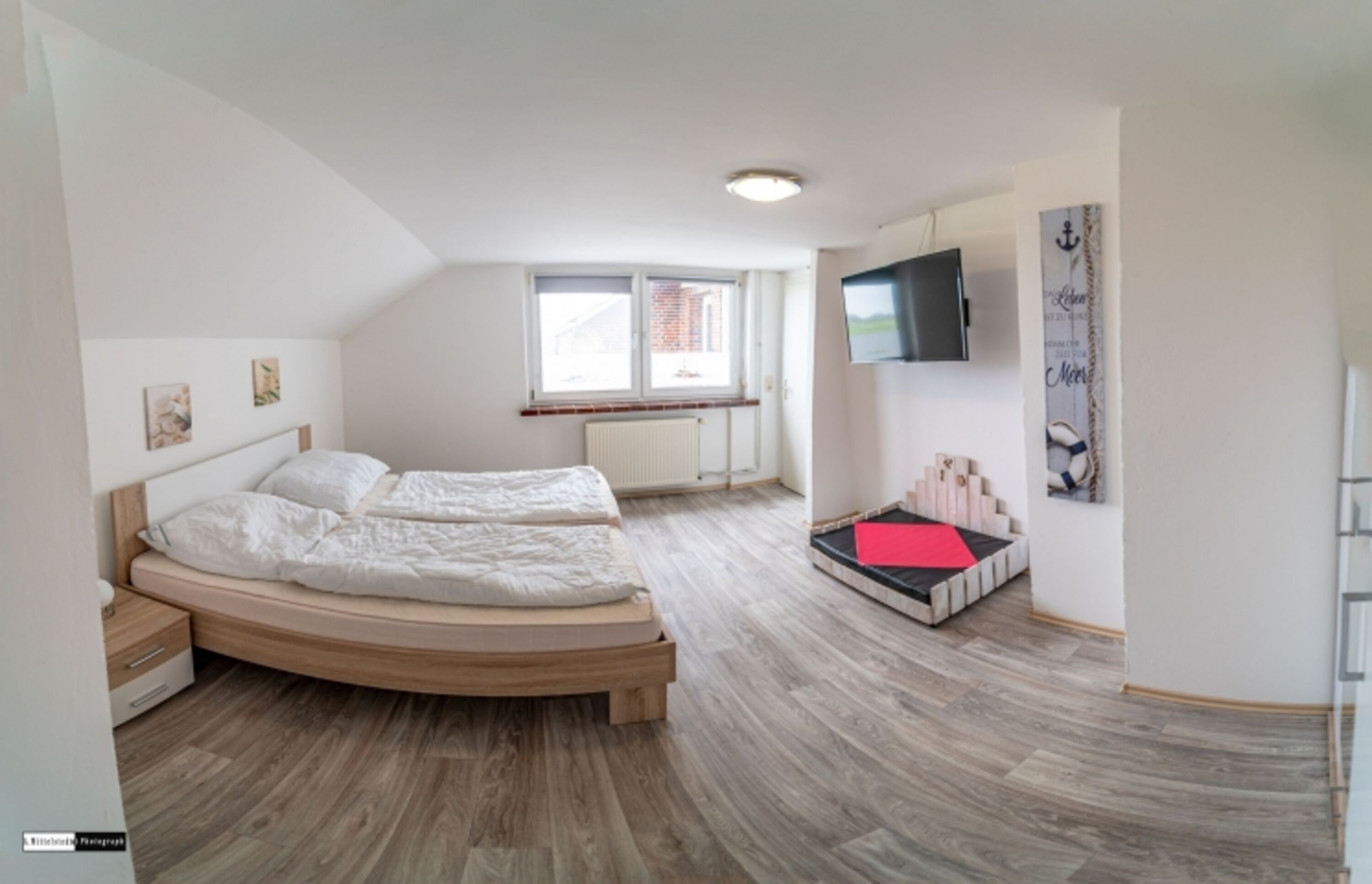 Schlafzimmer mit Doppelbett