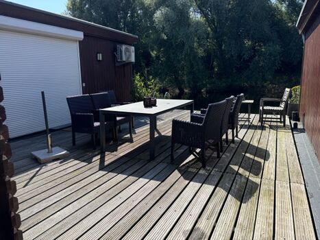 Mit Jalousien rundherum