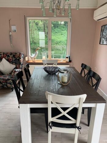 Der ausziehbare Esstisch mit Blick auf das Wasser