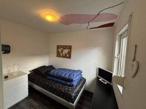 Schlafzimmer für eine Person mit Fernseher