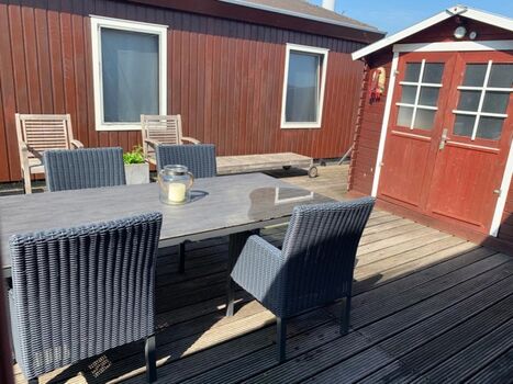 Terrasse mit Esstisch