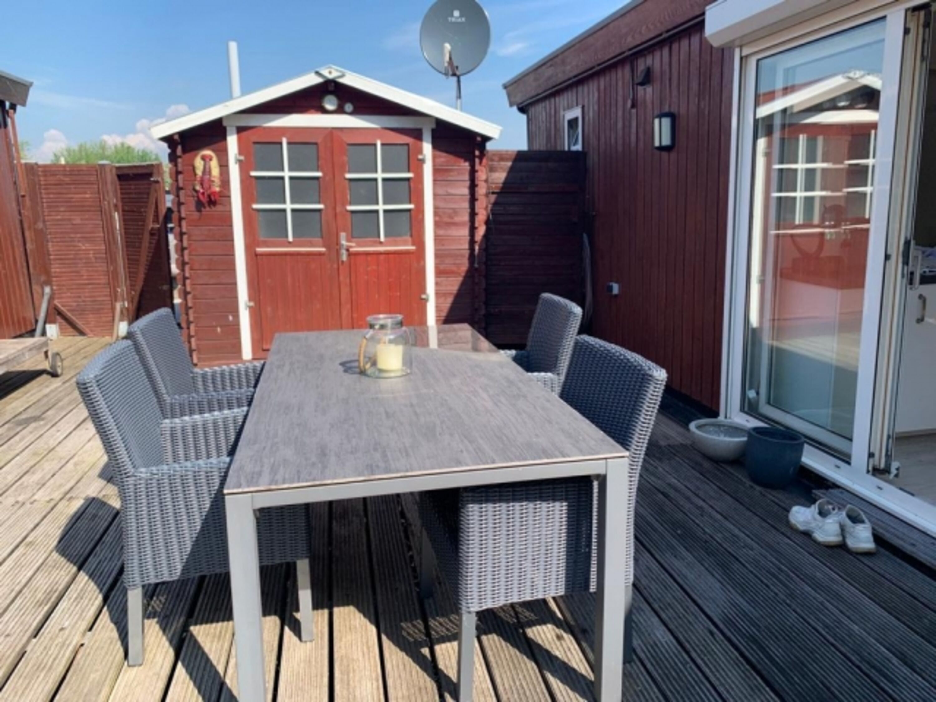 Terrasse mit Holzhütte zum Fahrräder unterstellen