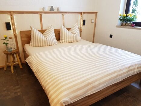 Schlafzimmer mit Doppelbett