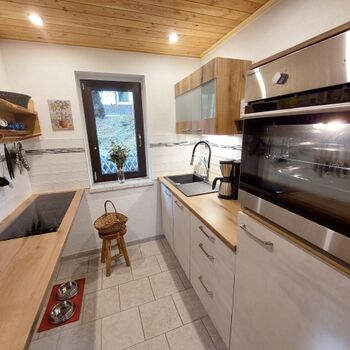 Küche mit Induktionsfeld