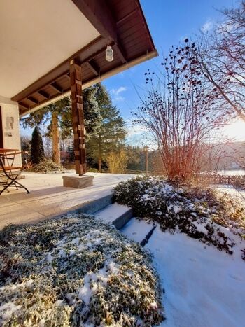 Winteransicht auf Garten und Terrasse