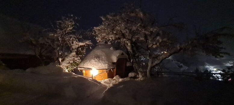 Verschneite Grillhütte