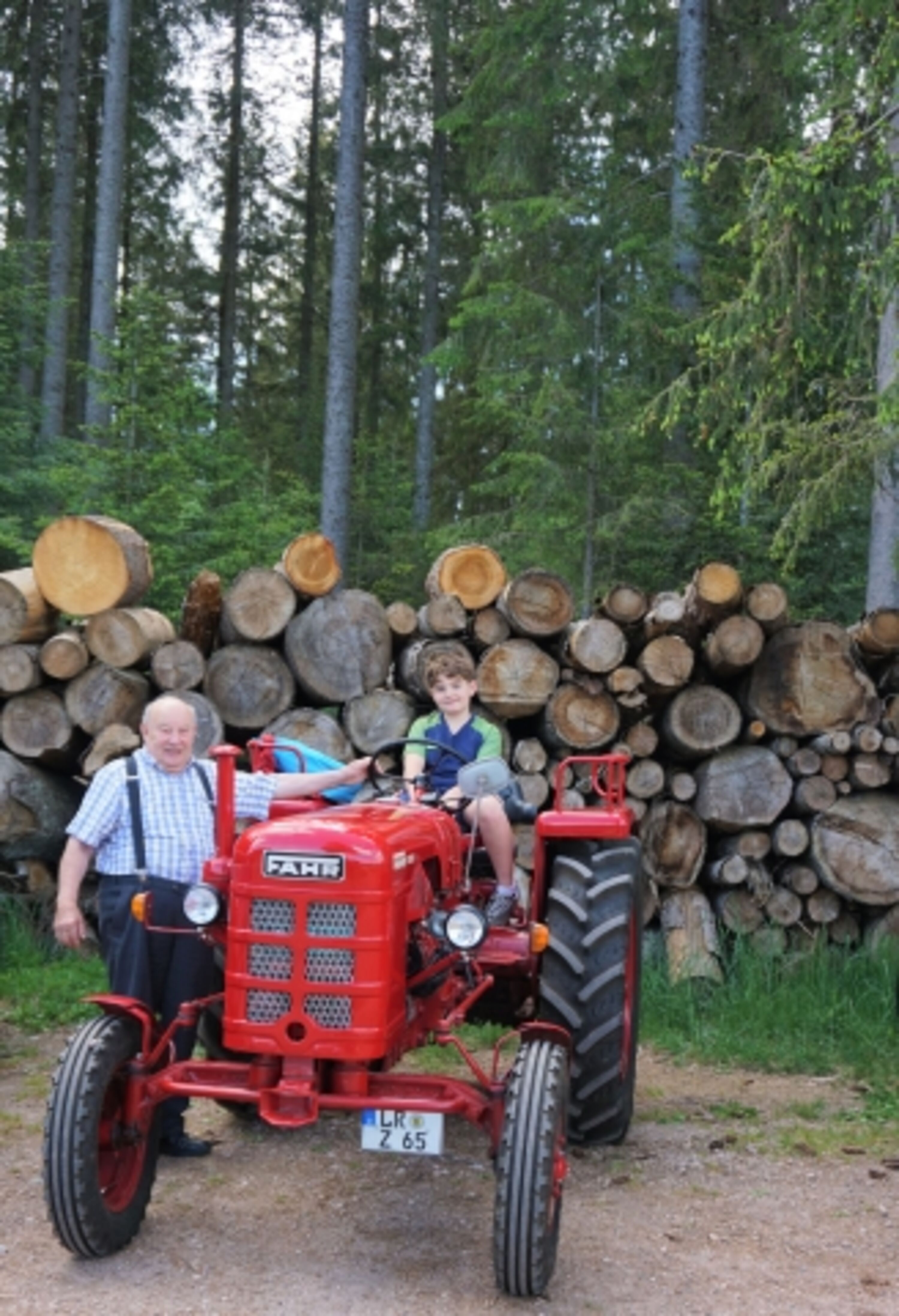 Opa und Enkel beim Balzer Herrgott