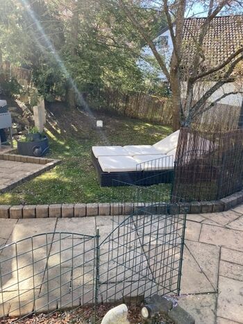 Doppelliege auf Wiese bei der Terrasse eingezäunt