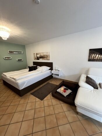 Boxspringbett 180x200 m im Wohn-/Schlafraum