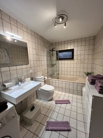 Bad mit Badewanne und Waschmaschine