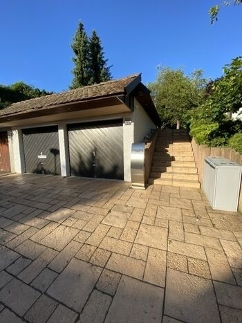 Treppenaufgang und Parkplatz