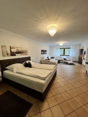 Kompletter Wohn-/Schlafraum